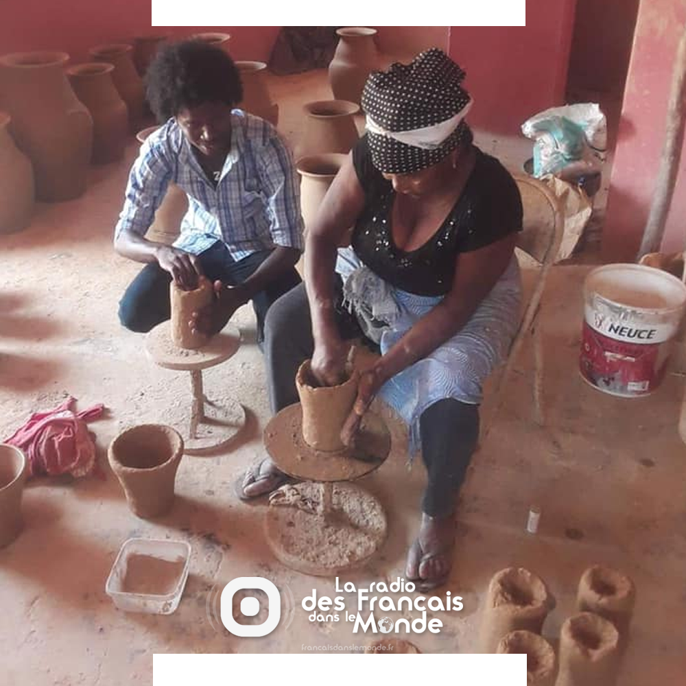 1820 - Laura et Isabel se préparent avec leur équipe a soutenir et valoriser la poterie artisanale à Fonte Lima à Cap Vert - Mars 2023