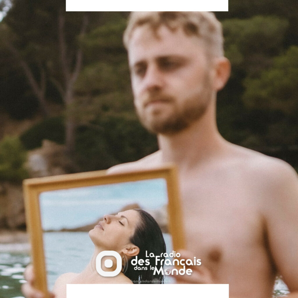 Originaire de Perpignan, retrouvons notre artiste du jour depuis Barcelone : Leo Donato. Aprèsn son BAC, Leo part faire ses études au conservatoire de Barcelone pendant 4 ans afin d'optenir son grade supérieur de musique. Ecole de référence et culture de la guitare classique, notre jeune expat rappelle que sa ville natale n'est pas si loin de ca de l'Espagne, il peut rentrer chez lui en 2 heures de voiture. Il est aussi à 50 km de la montagne et proche de la mer... Les atouts de Barcelone !