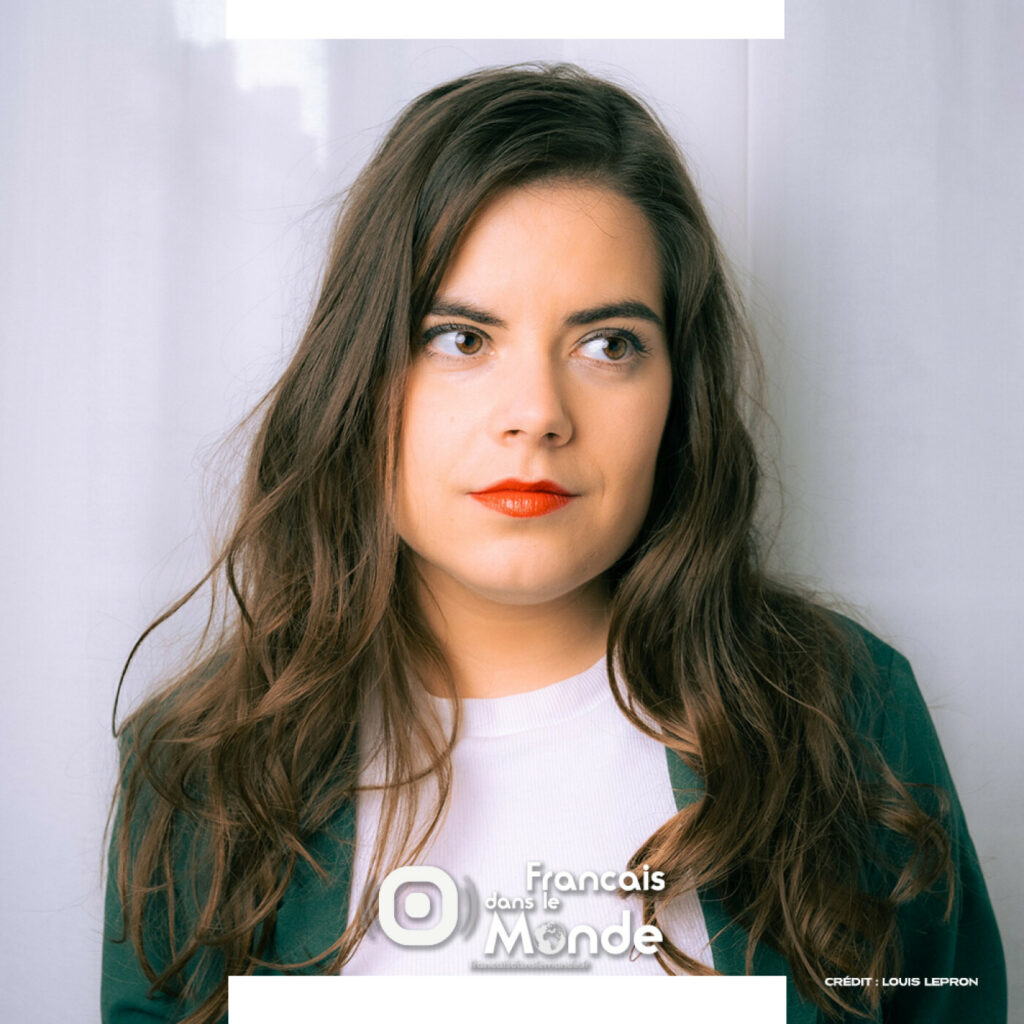 Fanny Ruwet, humoriste, se prépare a décoller pour l'Asie afin de présenter son spectacle aux Français