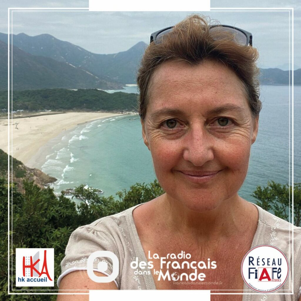 Axelle Cohu présente "Hong Kong Accueil" à disposition des 10 000 Français, avec ses 245 familles et ses 45 bénévoles